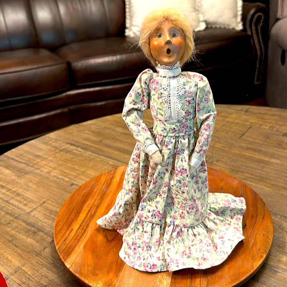 BYERS’S CHOICE LTD. THE CAROLERS 2002 TRADITIONAL WOMAN
